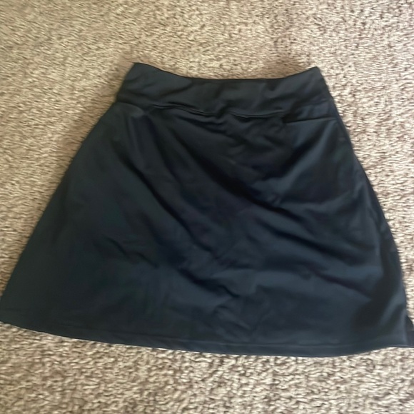 Gently used skort Willit size M. No snags or stains size M - Picture 1 of 4